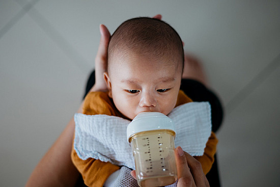 The formula shortage is hurting families: What parents should know and do featured image